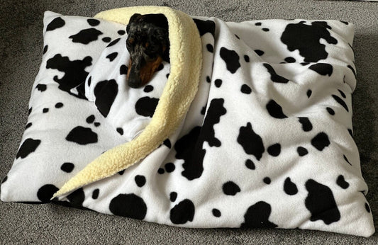 Fleece Dog Bed Cave: Dachshund Snuggle Sack with Sherpa Lining.